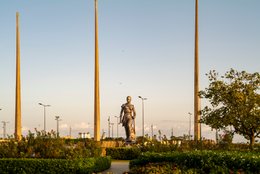 Amazon-Monument;-Benin;-Boulevard-de-la-Marina;-Bronze;-Cotonou;-Jardin-de-lAmazone;-Kaleidos;-Kaleidos-images;-La-parole-à-limage;-Concrete-pole;-Roses;-Sculpture;-Statue;-Stories-Pictures;-Streetlamp;-Tarek-Charara