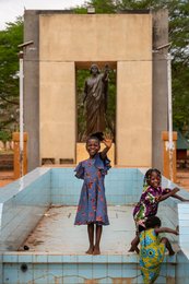 Abomey;-Africa;-Béhanzin;-Benin;-Bronze-statue;-Child;-Colonial-resistance;-Cultural-heritage;-Cultural-tourism;-Dahomey;-Everyday-life;-Fountain;-Kaleidos;-Kaleidos-images;-King;-La-parole-à-limage;-Mansudae;-Monument;-Place-Goho;-Play;-Stories-Pictures;-Tarek-Charara;-West-Africa
