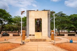 Abomey;-Architecture;-Béhanzin;-Benin;-Blue-sky;-Bronze-statue;-Car;-Colonial-resistance;-Concrete;-Cultural-heritage;-Cultural-tourism;-Dahomey;-French-colonization;-Kaleidos;-Kaleidos-images;-King;-La-parole-à-limage;-Mansudae;-Memorial-monument;-Place-Goho;-Sculpture;-Stories-Pictures;-Tarek-Charara