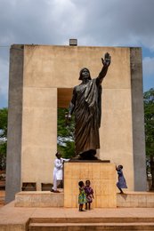 Abomey;-Béhanzin;-Benin;-Boubou;-Bronze-statue;-Child;-Concrete;-Cultural-heritage;-Dahomey;-Everyday-life;-Historical-memory;-Kaleidos;-Kaleidos-images;-King;-La-parole-à-limage;-Mansudae;-Monument;-Place-Goho;-Public-space;-Steps;-Stories-Pictures;-Tarek-Charara