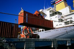 Archipel-des-Comores;-Cargo;-Chariot-cavalier;-Conteneur;-France;-Kaleidos;-Kaleidos-images;-La-parole-à-limage;-Laurent-Abad;-Manutention;-Mayotte;-Océan-Indien;-Port;-Quai;-Stories-Pictures;-Transport-maritime