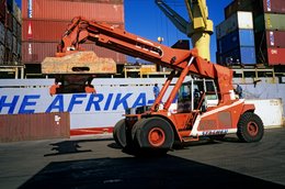 Archipel-des-Comores;-Chariot-cavalier;-Conteneurs;-France;-Grue;-Kaleidos;-Kaleidos-images;-La-parole-à-limage;-Laurent-Abad;-Manutention;-Mayotte;-Océan-Indien;-Port;-Porte-conteneurs;-Stories-Pictures;-Transport-maritime