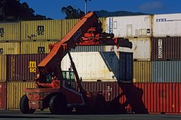 Aire-de-stockage;-Archipel-des-Comores;-Chariot-cavalier;-Commerce;-Conteneurs;-France;-Kaleidos;-Kaleidos-images;-La-parole-à-limage;-Laurent-Abad;-Manutention;-Mayotte;-Océan-Indien;-Port;-Stories-Pictures;-Transport-maritime