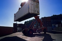 Archipel-des-Comores;-Chariot-cavalier;-Conteneur;-Contre-jour;-France;-Kaleidos;-Kaleidos-images;-La-parole-à-limage;-Laurent-Abad;-Manutention;-Mayotte;-Océan-Indien;-Port;-Silhouette;-Stories-Pictures;-Transport-maritime