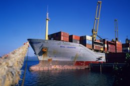 Amarre;-Archipel-des-Comores;-Cargo;-Conteneurs;-France;-Kaleidos;-Kaleidos-images;-La-parole-à-limage;-Laurent-Abad;-Mayotte;-Océan-Indien;-Port;-Quai;-Seal-Usaramo;-Stories-Pictures;-Transport-maritime