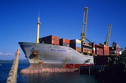 Amarre;-Archipel-des-Comores;-Cargo;-Conteneurs;-France;-Kaleidos;-Kaleidos-images;-La-parole-à-limage;-Laurent-Abad;-Mayotte;-Océan-Indien;-Port;-Quai;-Seal-Usaramo;-Stories-Pictures;-Transport-maritime