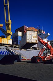 Archipel-des-Comores;-Chariot-cavalier;-Conteneur;-France;-Grue;-Kaleidos;-Kaleidos-images;-La-parole-à-limage;-Laurent-Abad;-Manutention;-Mayotte;-Navire;-Océan-Indien;-Port;-Stories-Pictures;-Transport-maritime