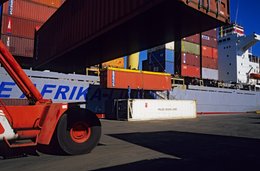 Afrika-Linie;-Archipel-des-Comores;-Chariot-cavalier;-Conteneur;-France;-Kaleidos;-Kaleidos-images;-La-parole-à-limage;-Laurent-Abad;-Mayotte;-Océan-Indien;-Polish-Ocean-Lines;-Port;-Quai;-Stories-Pictures;-Transport-maritime