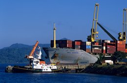 Archipel-des-Comores;-Cargo;-Collines;-France;-Grues;-Kaleidos;-Kaleidos-images;-La-parole-à-limage;-Laurent-Abad;-Mayotte;-Océan-Indien;-Port;-Remorqueur;-Seal-Usaramo;-Stories-Pictures;-Transport-maritime