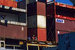 Archipel-des-Comores;-Casques;-Conteneurs;-France;-Kaleidos;-Kaleidos-images;-La-parole-à-limage;-Laurent-Abad;-Manutention;-Mayotte;-Océan-Indien;-Ouvriers;-Port;-Stories-Pictures;-Transport-maritime;-Travail