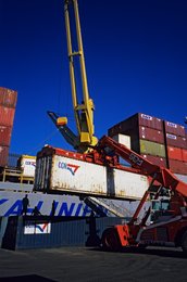 Archipel-des-Comores;-CGM;-Chariot-cavalier;-Conteneur;-France;-Grue;-Kaleidos;-Kaleidos-images;-La-parole-à-limage;-Laurent-Abad;-Mayotte;-Océan-Indien;-Ouvriers;-Port;-Stories-Pictures;-Transport-maritime
