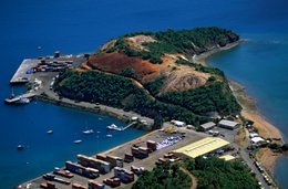 Archipel-des-Comores;-Conteneurs;-France;-Kaleidos;-Kaleidos-images;-La-parole-à-limage;-Laurent-Abad;-Mayotte;-Océan-Indien;-Port;-Presquîle;-Stories-Pictures;-Terre-rouge;-Transport-maritime;-Voiliers;-Vue-aérienne