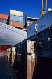 Archipel-des-Comores;-Conteneurs;-Défenses;-France;-Kaleidos;-Kaleidos-images;-La-parole-à-limage;-Laurent-Abad;-Mayotte;-Navire;-Océan-Indien;-Polish-Ocean-Lines;-Port;-Quai;-Stories-Pictures;-Transport-maritime