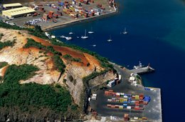 Archipel-des-Comores;-Baie;-Conteneurs;-Falaise;-France;-Kaleidos;-Kaleidos-images;-La-parole-à-limage;-Laurent-Abad;-Mayotte;-Océan-Indien;-Port;-Stories-Pictures;-Terre-rouge;-Voiliers;-Vue-aérienne
