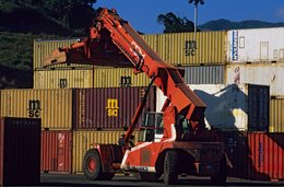 Archipel-des-Comores;-Chariot-cavalier;-Conteneurs;-France;-Genstar;-Kaleidos;-Kaleidos-images;-La-parole-à-limage;-Laurent-Abad;-Manutention;-Mayotte;-MSC;-Océan-Indien;-Port;-Stories-Pictures;-Transport-maritime