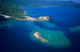 Archipel-des-Comores;-Baie;-France;-Îlots;-Kaleidos;-Kaleidos-images;-La-parole-à-limage;-Laurent-Abad;-Mayotte;-Océan-Indien;-Paysage;-Port;-Presquîle;-Récif;-Stories-Pictures;-Vue-aérienne