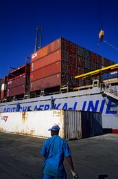 Archipel-des-Comores;-Conteneurs;-Deutsche-Afrika-Linien;-Docker;-France;-Kaleidos;-Kaleidos-images;-La-parole-à-limage;-Laurent-Abad;-Mayotte;-Océan-Indien;-Port;-Portrait;-Quai;-Stories-Pictures;-Travail