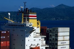 Archipel-des-Comores;-Baie;-Cargo;-Collines;-Conteneurs;-France;-Kaleidos;-Kaleidos-images;-La-parole-à-limage;-Laurent-Abad;-Mayotte;-Océan-Indien;-Port;-Stories-Pictures;-Superstructure;-Transport-maritime