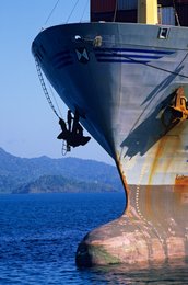 Archipel-des-Comores;-Cargo;-Coque;-Étrave;-France;-Kaleidos;-Kaleidos-images;-La-parole-à-limage;-Laurent-Abad;-Mayotte;-Océan-Indien;-Ouvrier;-Port;-Silhouette;-Stories-Pictures;-Transport-maritime