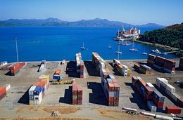 Aire-de-stockage;-Archipel-des-Comores;-Baie;-Conteneurs;-France;-Kaleidos;-Kaleidos-images;-La-parole-à-limage;-Laurent-Abad;-Mayotte;-Océan-Indien;-Port;-Stories-Pictures;-Transport-maritime;-Voiliers;-Vue-en-surplomb