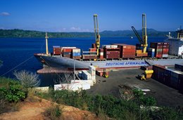 Archipel-des-Comores;-Baie;-Conteneurs;-Deutsche-Afrika-Linien;-France;-Grues;-Kaleidos;-Kaleidos-images;-La-parole-à-limage;-Laurent-Abad;-Mayotte;-Navire;-Océan-Indien;-Port;-Stories-Pictures;-Transport-maritime