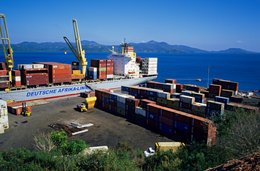 Aire-de-stockage;-Archipel-des-Comores;-Conteneurs;-France;-Grues;-Kaleidos;-Kaleidos-images;-La-parole-à-limage;-Laurent-Abad;-Mayotte;-Mer;-Navire;-Océan-Indien;-Port;-Stories-Pictures;-Transport-maritime