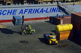 Afrika-Linien;-Archipel-des-Comores;-Camion;-Chariot-élévateur;-Conteneur;-France;-Kaleidos;-Kaleidos-images;-La-parole-à-limage;-Laurent-Abad;-Manutention;-Mayotte;-Océan-Indien;-Port;-Quai;-Stories-Pictures
