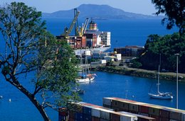 Arbre;-Archipel-des-Comores;-Baie;-Conteneurs;-France;-Kaleidos;-Kaleidos-images;-La-parole-à-limage;-Laurent-Abad;-Mayotte;-Navire;-Océan-Indien;-Paysage;-Port;-Stories-Pictures;-Voiliers