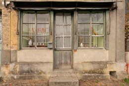 Architecture-vernaculaire;-Auvent-métallique;-Badigeon-ocre;-Boîte-aux-lettres;-Calvados;-Décrépitude;-Détail;-Devanture;-Enseigne-peinte;-Façade;-Fleurs-séchées;-France;-Kaleidos;-Kaleidos-images;-La-parole-à-limage;-Maison-de-bourg;-Normandie;-Patrimoine-en-péril;-Patrimoine-rural;-Pays-dAuge;-Pichet-en-céramique;-Porte-en-bois;-Prêtreville;-Rideau-de-dentelle;-Ruine;-Tarek-Charara;-Village-normand;-Vitrine