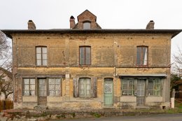 Architecture-normande;-Brique-apparente;-Calvados;-Cheminée-en-brique;-Décrépitude;-Enduit-écaillé;-Façade;-France;-Fronton-triangulaire;-Kaleidos;-Kaleidos-images;-La-parole-à-limage;-Lucarne;-Maison-abandonnée;-Maison-de-bourg;-Moellon;-Normandie;-Patrimoine-en-péril;-Patrimoine-rural;-Pays-dAuge;-Prêtreville;-Rideau-de-dentelle;-Ruine;-Tarek-Charara;-Toit-en-ardoise;-Véranda;-Village-normand;-Volet
