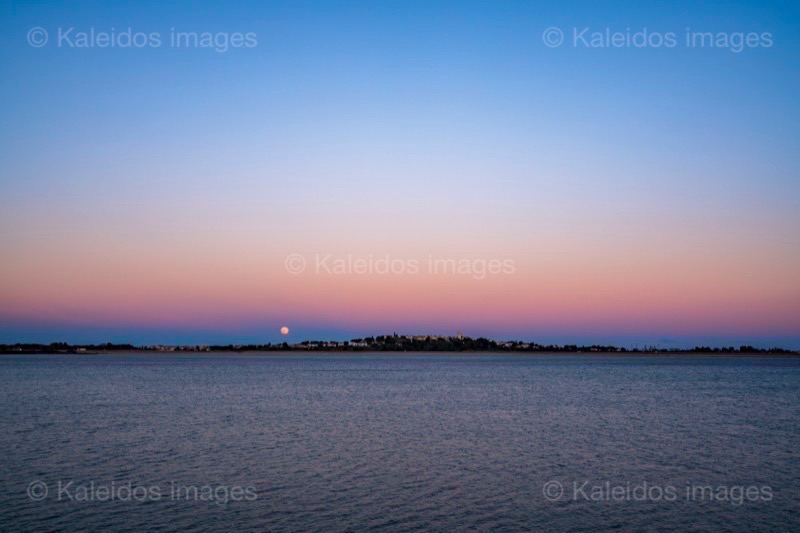 Coucher du soleil;Couchers de soleil;France;Lac de Villeneuve de la Raho;Lac de la Raho;Lacs;Pleine lune;Pyrénées orientales;Roussillon