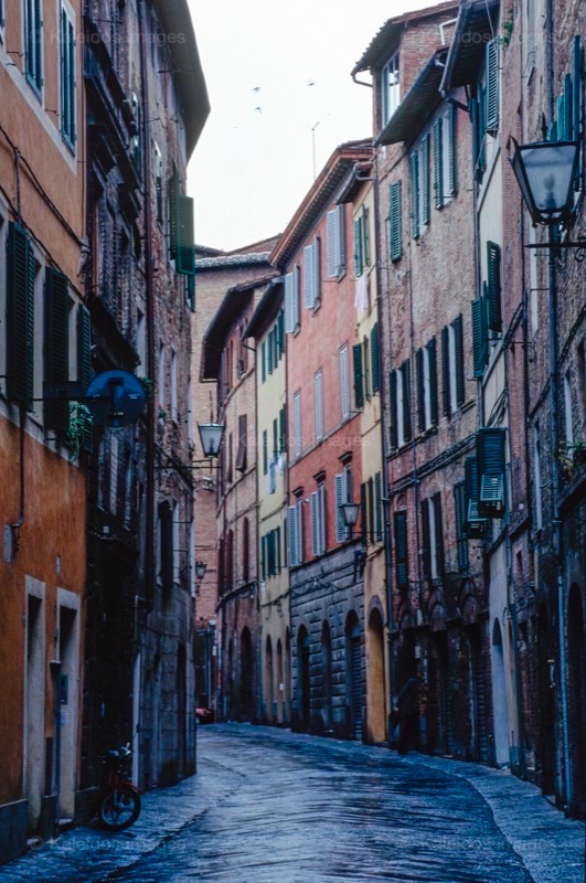 Architecture;Italie;Italy;Kaleidos;Kaleidos images;La parole à l'image;Philippe Guery;Pluie;Rain;Rues;Siena;Sienne;Streets