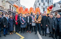 19th-arrondissement;-Belleville;-Chinese-culture;-Chinese-dragon;-Chinese-New-Year;-Crowd;-Dragon;-France;-Group-portrait;-Kaleidos;-Kaleidos-images;-La-parole-à-limage;-Local-elected-officials;-Lunar-New-Year;-Parade;-Paris;-Procession;-Rue-de-Belleville;-Spectators;-Stories-Pictures;-Tarek-Charara;-Traditional-festival;-Tricolour-sash;-Water-Rabbit;-Year-of-the-Rabbit