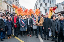 19th-arrondissement;-Belleville;-Chinese-culture;-Chinese-dragon;-Chinese-New-Year;-Crowd;-Dragon;-France;-Group-portrait;-Kaleidos;-Kaleidos-images;-La-parole-à-limage;-Local-elected-officials;-Lunar-New-Year;-Parade;-Paris;-Procession;-Rue-de-Belleville;-Spectators;-Stories-Pictures;-Tarek-Charara;-Traditional-festival;-Tricolour-sash;-Water-Rabbit;-Year-of-the-Rabbit