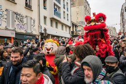 19th-arrondissement;-Balcony;-Belleville;-Big-head-figure;-Chinese-culture;-Chinese-New-Year;-Crowd;-Dancers;-Evil-spirits;-Face-mask;-France;-Good-luck-charm;-Graffiti;-Kaleidos;-Kaleidos-images;-La-parole-à-limage;-Lion-dance;-Lions;-Lunar-New-Year;-Parade;-Paris;-Red-lion;-Rue-de-Belleville;-Spectators;-Stories-Pictures;-Tarek-Charara;-Traditional-costumes;-Traditional-festival;-Water-Rabbit;-Year-of-the-Rabbit
