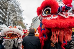 19th-arrondissement;-Belleville;-Chinese-culture;-Chinese-New-Year;-Dancers;-Evil-spirits;-France;-Good-luck-charm;-Kaleidos;-Kaleidos-images;-La-parole-à-limage;-Lion-dance;-Lions;-Lunar-New-Year;-Parade;-Paris;-Pompoms;-Red-lanterns;-Red-lion;-Rue-de-Belleville;-Spectators;-Stories-Pictures;-Tarek-Charara;-Tents;-Traditional-costumes;-Traditional-festival;-Trees;-Water-Rabbit;-White-lion;-Year-of-the-Rabbit