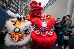 19th-arrondissement;-Belleville;-Cameras;-Chinese-culture;-Chinese-New-Year;-Dancers;-Evil-spirits;-France;-Good-luck-charm;-Kaleidos;-Kaleidos-images;-La-parole-à-limage;-Lion-dance;-Lions;-Lunar-New-Year;-Parade;-Paris;-Photographers;-Pompoms;-Red-lions;-Rue-de-Belleville;-Smartphones;-Spectators;-Stories-Pictures;-Tarek-Charara;-Tents;-Traditional-costumes;-Traditional-festival;-Water-Rabbit;-White-lion;-Year-of-the-Rabbit