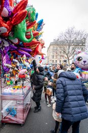 19th-arrondissement;-Balloon-seller;-Balloons;-Belleville;-Cart;-Children;-Chinese-culture;-Chinese-New-Year;-Families;-Foil-balloons;-France;-Kaleidos;-Kaleidos-images;-La-parole-à-limage;-Lunar-New-Year;-Parade;-Paris;-Rue-de-Belleville;-Stories-Pictures;-Street-vendors;-Tarek-Charara;-Traditional-festival;-Water-Rabbit;-Year-of-the-Rabbit