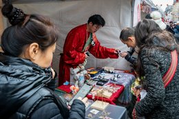 19th-arrondissement;-Belleville;-Chinese-culture;-Chinese-New-Year;-Customers;-France;-Jewellery;-Kaleidos;-Kaleidos-images;-La-parole-à-limage;-Lunar-New-Year;-Parade;-Paris;-Pop-up-stand;-Red-tunic;-Rue-de-Belleville;-Stories-Pictures;-Street-vendors;-Tarek-Charara;-Traditional-festival;-Vendor;-Water-Rabbit;-Year-of-the-Rabbit