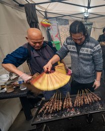 19th-arrondissement;-Barbecue;-Belleville;-Chinese-culture;-Chinese-New-Year;-Cook;-Cooks;-Culinary-specialties;-Fan;-France;-Gastronomy;-Grilled-meat;-Kaleidos;-Kaleidos-images;-La-parole-à-limage;-Lunar-New-Year;-Man;-Parade;-Paris;-Plastic-glove;-Pop-up-stand;-Rue-de-Belleville;-Skewers;-Smoke;-Stories-Pictures;-Street-cooking;-Street-food;-Tarek-Charara;-Tent;-Traditional-festival;-Water-Rabbit;-Year-of-the-Rabbit