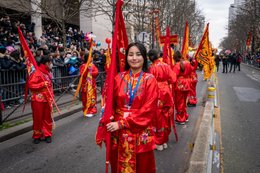 13th-arrondissement;-Barriers;-Chinatown;-Chinese-culture;-Chinese-New-Year;-Flag-bearers;-Flags;-France;-Kaleidos;-Kaleidos-images;-La-parole-à-limage;-Lunar-New-Year;-Parade;-Paris;-Participants;-Red-costumes;-Spectators;-Stories-Pictures;-Tarek-Charara;-Traditional-festival;-Water-Rabbit;-Year-of-the-Rabbit;-Young-woman