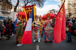 13th-arrondissement;-Banner;-Chinatown;-Chinese-culture;-Chinese-flag;-Chinese-New-Year;-Crowns;-European-flag;-Flags;-France;-French-flag;-Kaleidos;-Kaleidos-images;-La-parole-à-limage;-Lunar-New-Year;-Parade;-Paris;-Participants;-Red-lanterns;-Spectators;-Stories-Pictures;-Tarek-Charara;-Traditional-costumes;-Traditional-festival;-Water-Rabbit;-Year-of-the-Rabbit