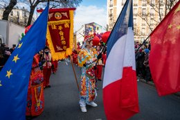 13th-arrondissement;-Banner;-Chinatown;-Chinese-characters;-Chinese-culture;-Chinese-flag;-Chinese-New-Year;-European-flag;-Flags;-Flowered-crown;-France;-French-flag;-Kaleidos;-Kaleidos-images;-La-parole-à-limage;-Lunar-New-Year;-Parade;-Paris;-Participants;-Red-lanterns;-Stories-Pictures;-Tarek-Charara;-Traditional-costumes;-Traditional-festival;-Water-Rabbit;-Year-of-the-Rabbit