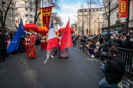13th-arrondissement;-Barriers;-Cameraman;-Chinatown;-Chinese-culture;-Chinese-flag;-Chinese-New-Year;-European-flag;-Flags;-France;-French-flag;-Kaleidos;-Kaleidos-images;-La-parole-à-limage;-Lunar-New-Year;-Parade;-Paris;-Participants;-Red-lanterns;-Spectators;-Stories-Pictures;-Tarek-Charara;-Traditional-costumes;-Traditional-festival;-Water-Rabbit;-Year-of-the-Rabbit