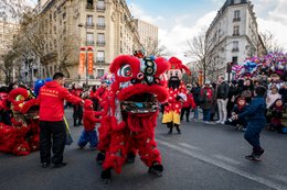 13th-arrondissement;-Balloons;-Big-head-figure;-Children;-Chinatown;-Chinese-culture;-Chinese-New-Year;-Dancers;-Evil-spirits;-France;-Good-luck-charm;-Kaleidos;-Kaleidos-images;-La-parole-à-limage;-Lion-dance;-Lions;-Lunar-New-Year;-Parade;-Paris;-Red-lion;-Spectators;-Stories-Pictures;-Tarek-Charara;-Traditional-costumes;-Traditional-festival;-Water-Rabbit;-Year-of-the-Rabbit