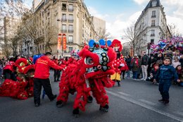 13th-arrondissement;-Banners;-Big-head-figure;-Child;-Chinatown;-Chinese-culture;-Chinese-New-Year;-Dancers;-Evil-spirits;-France;-Good-luck-charm;-Kaleidos;-Kaleidos-images;-La-parole-à-limage;-Lion-dance;-Lions;-Lunar-New-Year;-Parade;-Paris;-Red-lion;-Spectators;-Stories-Pictures;-Tarek-Charara;-Traditional-costumes;-Traditional-festival;-Water-Rabbit;-Year-of-the-Rabbit