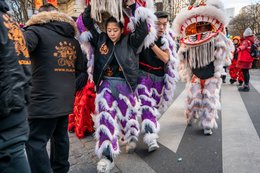 13th-arrondissement;-Chinatown;-Chinese-culture;-Chinese-New-Year;-Dancers;-Evil-spirits;-France;-Fringes;-Good-luck-charm;-Kaleidos;-Kaleidos-images;-La-parole-à-limage;-Lion-dance;-Lions;-Lunar-New-Year;-Parade;-Paris;-Pedestrian-crossing;-Red-lion;-Spectators;-Stories-Pictures;-Tarek-Charara;-Traditional-costumes;-Traditional-festival;-Water-Rabbit;-White-lion;-Year-of-the-Rabbit
